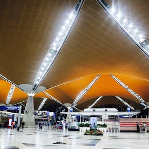 Kuala Lumpur International Airport - Terminal 1

マレーシアの空の玄関口、クアラルンプール国際空港（KLIA)。
その広さはアジア最大級で、成田空港の約10倍！日本人建築家の黒川紀章氏がデザインした空港です♪

#kualalumpur #bluemoon