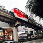 Rapid KL Monorail / Kuala Lumpur

クアラルンプール中心街を巡るモノレール。メダン トゥアンク駅周辺。
駅にはレンタル傘が設置されていて、一日RM2.00(約62円）で傘を借りれます。

#kualalumpur #bluemoon