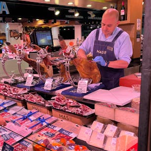 🇪🇸  スペイン・バルセロナ

『ブケリア市場』

生ハムやお肉、魚介類、卵、ナッツ類、香辛料などから美味しいパンや小さなバルまで、たくさんのお店がよりどりみどりでした。

お土産用のオリーブ油や香辛料を買いました。

#puku2'23
#puku2"07
#puku2🇪🇸バルセロナへの旅'23.7
#スペイン#バルセロナ#グルメ