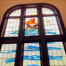 愛媛
萬翠荘

階段踊り場のステンドグラスが
印象的で
内装も当時を思わせる
いい雰囲気