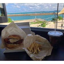 沖縄県/宮古島

『DOUG'S BURGER』

この景色を見ながら食べるハンバーガーは最高に美味しかったです😃

平日だからか、誰も居ない店内は少し淋しいくらいでした😅

#puku2'23
#puku2"02
#puku2沖縄
#puku2宮古島
#沖縄#宮古島#海#グルメ