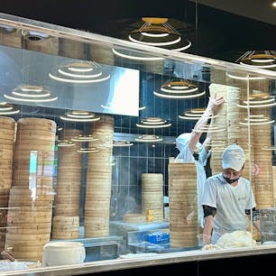 台湾
台北
金品茶楼
お店の奥で作ってらっしゃる様子を見ることができ、蒸篭が積み上げられています。肉汁たっぷり薄皮小籠包、美味しくいただきました。