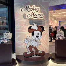 Disney FLAGSHIP TOKYO / Tokyo

新宿にある「ディズニーフラッグシップ東京」。
ゴディバとのコラボチョコレートや、バレンタイン向けチョコレート商品が満載！

#tokyo #tokyosightseeing #shopdisneyjp #shinjuku #bluemoon