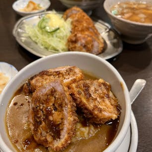 王ろじ / Tokyo

新宿伊勢丹近くの路地裏に佇む、創業大正10年（1921年）の老舗とんかつ店。行列が絶えない新宿の名店で、とんかつ発祥の店とも言われています。
丼で提供されるカツカレーの「とん丼」と、イベリコ豚のベーコン入りの「とん汁」が名物。とんかつセットもボリュームがあり、カツがあっさりしていて、お塩やからし、お店で作られている特製ソースで美味しくいただけます♪ここのとんかつは、ロール状に巻かれた豚ロース肉なので柔らかくて食べやすいです。そして「とん丼」の丼は、受け皿と丼が一体型になってます♪（かさばるし、洗う時に大変そう。。。汗）

#tokyo #tokyorestaurant #shinjuku #shinjukurestaurant #王ろじ #bluemoon