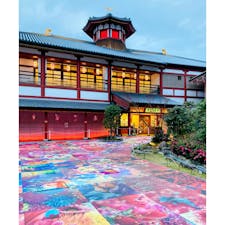 愛媛
道後温泉別館　飛鳥乃湯泉

中庭の床に
色鮮やかな花々が