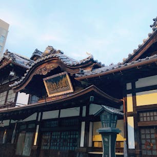愛媛
道後温泉本館

ぐるっとまわりを歩くと
建物のいろんな顔が見えました