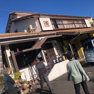 紀北町にある「道の駅 紀伊長島マンボウ」のすぐ近くにある、昭和の空間でコーヒータイム が楽しめる喫茶店【マルショウ】。

店内は喫茶店の雰囲気ですが、大元が水産業者のようで、地元の美味しい魚を使った定食メニューが豊富です。