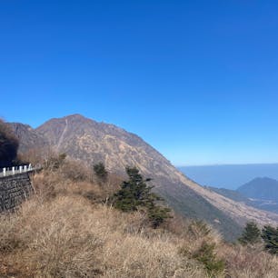 ⚫️場所情報  雲仙普賢岳
⚫️オススメポイント　雲仙、島原の街並みが見渡せて気持ちちいい！展望台まではロープウェイで行け、さらに階段を登れば絶景も！火山を感じる風景を楽しめる。
⚫️移動手段　車
⚫️料金　ロープウェイ往復など2000円程度