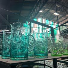 Easternglass Manufacturerバンコク

MRTの終点から歩いていけるところにガラス工場のお店があります。
この日は午前中にナコンパトムの火山エビを食べに行った帰りに車で寄りました。

50バーツ〜200バーツほどで買えるものが沢山あります。
お店の中は冷房がなく、とても暑いので選ぶのが大変。

併設されているカフェは冷房が効いていて、オシャレな雰囲気なので、暑さに参ったらカフェで涼み、涼んで復活したらまた食器を選ぶとよいかも知れません。