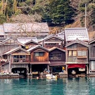 京都　伊根の舟屋

冬の伊根は雪国でした

海は
エメラルドグリーンでとても綺麗

重要伝統的建造物群保存地区