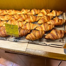 神戸・三宮にあるベーカリー「コム・シノワ　ブランジェリー」。朝にはクロワッサンやサンドイッチなど、焼きたてのパンを取り揃えており、テイクアウトはもちろん、イートインでも堪能できます！
地元で人気のベーカリーでモーニングを味わってみませんか？

#神戸 #三宮 #コムシノワ #ベーカリー