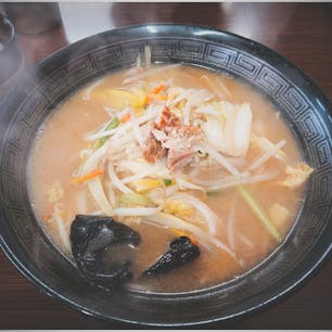 喜多方市のウリナム食堂。

喜多方ラーメンといえば太縮れ麺の醤油ラーメンですが、あえての味噌ラーメンをオーダー。

あっさりスッキリ香ばしい美味しいラーメンでした。

王道の醤油ラーメンも珍しいトマトつけ麺も美味しそう。

目立たない立地で小さな店舗ですが、逆にそれがいい感じです。