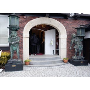 神戸・北野エリアにある異人館のひとつ「山手八番館」。女性は右側、男性は左側に座って願い事をすると願いが叶うといわれている「サターンの椅子」やガンダーラの仏像など、貴重な体験をしたり、作品を鑑賞できたりできますよ♪

#神戸 #北野異人館 #山手八番館 #サターンの椅子 #異人館巡り