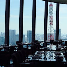 Dining 33 / Tokyo

麻布台ヒルズ最上階にある「Dining 33」。日本のフランス料理界を牽引し続ける巨匠、三國シェフがプロデュースするグランビストロ。
江戸東京野菜を使った美味しい料理をシェアスタイルで味わえます。お酒はタルトタタンのカクテルがおすすめ♪
店内からは目の前に大きな東京タワーも見える、東京の絶景レストランです。

#tokyo #tokyosightseeing #azabudai-hills #hillshouse_dining33 #bluemoon