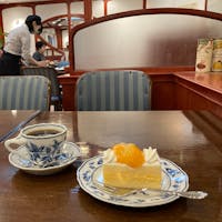長崎県/梅月堂

シースクリームというケーキとコーヒーをいただきました。

あっさりとした口当たりで、とても美味しかったです。

1階が店舗、2階が喫茶室になっていて、窓やついたての形など店内の装飾もレトロな感じでほっこりと落ち着くことができました。

#puku2'24
#puku2"02
#puku2女子旅
#長崎#グルメ