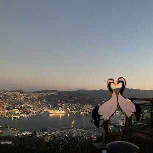 長崎県/稲佐山展望台

時間的な余裕があまり無かったので、タクシー移動を選択したら予定より早く到着😳

美しいマジックアワーは見れましたが、夜景を堪能するにはもう少し時間が必要でした😅

街側の夜景より、島々や草木の陰影と空の色が刻々と変わっていくことで絶妙なコントラストを作り出す反対側の海の風景がとても美しく感動しました。

展望台の中にはたくさんのベンチがあり、ゆったりと過ごされている人が多かったです。

#puku2'24
#puku2"02
#長崎#稲佐山展望台#夜景