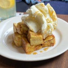 長崎県/dico.appartment

映画館が入るビルの4階にあるカフェ。

サンドイッチは時間がかかると言われたので諦めて、フレンチトーストにアイスクリームをトッピングした人気デザートをオーダー😁

シェアして食べました🤤

美味しかったよ😋

#puku2'24
#puku2"02
#puku2女子旅
#長崎#グルメ