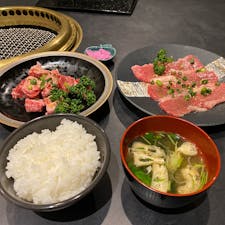 1時間並んで食べた山形牛はとってもおいしかったのです。山形牛中落ちカルビ定食に単品のカルビ追加で、もちろん🍺も。昼の焼肉&ビール最高。

しかし開店間もなく行ったのにこれだけ待つと思わなかった。ランチも予約できるみたいなので、休日は予約して行くのがおすすめです。