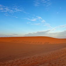 モロッコ　メルズーカ　
サハラ砂漠の入り口です。
四駆で走っていると荒涼とした地からだんだんと砂漠へ。

宿泊はオアシスにあるオーベルジュで。そこからラクダに乗って一時間ほどで大きな砂漠の中に到着。徒歩なら二時間くらいかな。