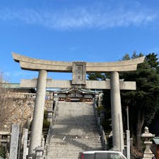 20240224

山口県
亀山八幡宮

唐戸市場の前にある亀山八幡宮
手水舎は亀の口からお水が出ていました

ここにある狛犬が可愛くて！
よく見ると子供の狛犬が2匹
おんぶと抱っこされてる

もう1匹の狛犬にも子供の狛犬がおんぶされてました
こちらは、まさかのスマホの充電切れで撮影できず

空を飛んでるようなふくは
世界一のふくの銅像らしいです

御朱印は書いていただきました
今年の29日は4年に一度のふくの日ということで
特別なふくの御朱印がもらえるそうです