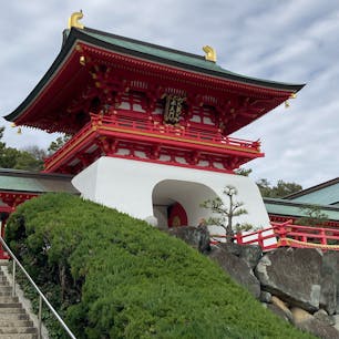 20240224

山口県
赤間神宮

竜宮城に迷い込んだみたい
天気がいいと青空に映えてもっと綺麗だったかな

こちらの母獅子は子獅子を前脚で押さえ込んでます
狛犬もなかなか興味深い

御朱印は書き置きのみ

ふぐのポストが可愛いかった