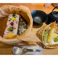 スパイスカレーkoisus
桶に入ってます😁
スパイスカレー・天ぷら盛り合わせ付き(¥1,500)