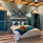 オーベルジュヤスミナ
モロッコ　サハラの入り口の
メルズーカ砂漠のオアシスにある可愛いホテル。全ての部屋のデザインが違います。
砂漠なのに温かいシャワーと暖房も効いていて快適。猫も澤山います。