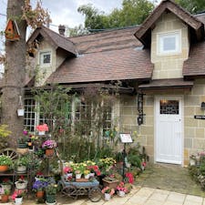 20240227

福岡県　小郡
アーリントン・アンティーク・ビレッジ

可愛い建物が集合してるエリア
雑貨や洋服、アフタヌーンティーで有名なお店があります

ここからもう少し先にパン屋、ケーキ屋もあって
ここのパン屋の塩パンが美味しい
かえる寺で有名な如意輪寺もあります

土日はこの辺り大人気です