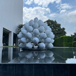 バンコク現代美術館
バンコクのクルンテープアピワット中央駅(旧バンスー中央駅)からSRTディープレッドラインに乗って現代美術館に行って来ました。
バンクシー展の時はバンクシーしか見ずに帰ってしまったので、常設展を見にきましたw

新しい美術館なので建物もオブジェもオシャレです。

タイの若者がみんな「オシャレな美術館を見てるワタシ」って感じで自撮りしているのが面白い。

ミュージアムカフェにはコーヒーやケーキ、アイス、ごはんものやどんぶりものなどあるのでランチついでに美術鑑賞もいいと思います。
美術館の半券で少し割引されました。