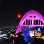 Bangkokのルーフトップ、RED SKY🥂🍷
音楽を楽しみながら、Bangkokの景色を360°見渡せます✨
ドリンク1杯2000円くらいかな☺️
フレンチフライとあわせて4000円くらいで楽しめました💓素敵な夜🌉✨