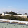 JR明石駅から見える、「明石公園」の播磨明石城跡にある「巽櫓（たつみやぐら）」と、「坤櫓（ひつじさるやぐら）」