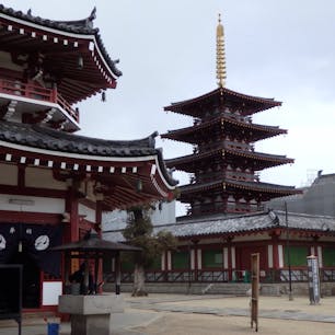 大阪の四天王寺。すぐ近くのガヤガヤしたミナミとは違った雰囲気