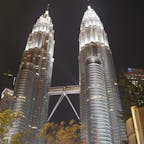 マレーシアの首都、クアラルンプールにあるペトロナスツインタワー!
19:00~20:00ぐらいからは近くの公園の噴水ショーとみるともう最高でした！