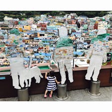 韓国🇰🇷：釜山近郊の甘川文化村。
村おこしとして、村全体をアートな感じにしたらヒットしたところ。路地にも色々あって楽しめます❗️
一緒に写っているのは2歳児の娘です。サイズ感がわかるかなぁと思って。