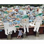 韓国🇰🇷：釜山近郊の甘川文化村。
村おこしとして、村全体をアートな感じにしたらヒットしたところ。路地にも色々あって楽しめます❗️
一緒に写っているのは2歳児の娘です。サイズ感がわかるかなぁと思って。