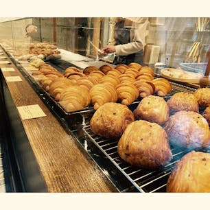 蔵前のシノノメ製パン所。

雰囲気も楽しめるパン屋さんです。

行列店ですが、タイミングが良かったようで、お客さんも多くなく、じっくり選べてとても良かったです。

クロワッサンとかデニッシュ系が好きな方は特にワクワクしてしまうようなラインナップでした。