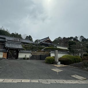 三縁寺　(京都市左京区)
此の寺は元は三条京阪駅の隣り有りましたが、都市計画で今の左京区に移転しました、三縁寺は池田屋事件で斬殺された勤王派の侍が葬られて居ます。

#サント船長の写真　#新選組
