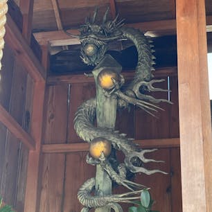 八大龍王弁財天

京都伏見の淀。
こちらのフォト見て来たかった祠。
淀水路の河津桜のすぐ近くにあります。
龍神様は如意宝珠(ドラゴンボール)を
抱えてるのが印象的です。
こんなタイミングになるとは思って無かったですが・・・、
見事なイチョウの木がありますので
秋にもぜひお詣りに来たいと思います。
2024.3.10