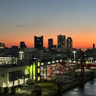出航直後の阪九フェリーから見た神戸の夜景。
私は、フェリーを使ってのんびりと旅をするのが大好きです。