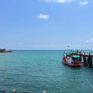 Samaesan Marina チョンブリー県　タイ

魚釣りが出来る桟橋
1日1人100バーツほどを払うと魚釣りが出来ます。徐々に値上げしている模様。
道具は自分で用意していきました。
サヨリを数匹釣って帰りました。

駐車場は1時間50バーツ取られるので、ちょっとぼったくってますね。
たぶん現地の人は無料で釣ってます。

海は綺麗。

隣に映えるカフェがあり、タイ料理が充実しています。

一度行ったらもう良いかな