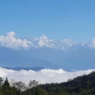 ネパール🇳🇵ナガルコット
標高2100メートルの山岳リゾート
ヒマラヤ山脈が見える場所
雲海が美しい✨
あいにくの雨季で願望は今ひとつ。10月11月が最も綺麗に見えるとの事。
素朴な村の学校がありました。なんと奇遇。和歌山ロータリークラブの寄贈でした。