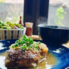 WITH KAMAKURA

🍴WITH定食(ハンバーグ)


白川郷の合掌造りの古民家を
リノベーションしたカフェ

天井が高くて開放的
窓の外には緑が多くて癒される

和風だけどパンチの効いたハンバーグ

次は　定食(鮭)  もぜひ食べたい！


#ハンバーグ #鎌倉 #長谷


🚃
神奈川県鎌倉市坂ノ下3-7 
最寄り：長谷駅