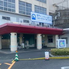 関門トンネル歩道

関門海峡を繋ぐ、全長780メートルの歩行者用海底トンネル。
海底に伸びるトンネルは上下に区切られ、上は車道、下は徒歩で通行できるようになっています。
人道入口にはエレベーターが設けられ、門司区側は地下約60メートル、下関市側は地下約55メートルまで降りてから通行。トンネルの中ほどには福岡県と山口県の県境の標識があり、珍しい海底の県境として有名です。

#サント船長の写真　#門司　#下関