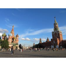 ロシア🇷🇺
モスクワにある可愛いらしい建物たち
なんでこんなにカラフルなんだろうか
赤の広場はいつも沢山の人で賑わってる
ヴェルニサージュはマトリョーシカ🪆などが売っててショッピングが楽しい💡