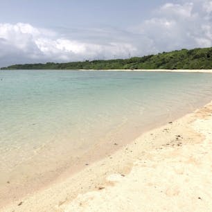 竹富島に唯一ある海水浴場【コンドイ浜】
西表石垣国立公園の一環でもある「コンドイ園地」にある海水浴場です。
遠浅のビーチなので、シュノーケリングには不向きですが、小さなお子様も楽しく遊べると思います。
本当に綺麗なエメラルドグリーンの海、白い砂浜、青い空、そして陸地の緑が良いコントラストを生み出しています。
