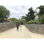 フェリーで行く【竹富島】
島ならではの道や家屋、花など、少し散策するだけでも楽しいです。
道に敷き詰められているのは珊瑚。
少し塩分があるから、雑草が生えないんだとか。