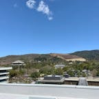 奈良市　奈良県庁屋上広場

天気が良かったので、奈良県庁の屋上に上ってきました。こちらは、無料で一般に開放されています。

奈良公園や若草山、東大寺大仏殿、興福寺五重塔がよく見えます。西側には、奈良市街やお隣生駒市の生駒山が見えています。

以前は穴場的なスポットでしたが、だんだんと知られてきたようで、外国人観光客の姿も見られました。