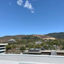 奈良市　奈良県庁屋上広場

天気が良かったので、奈良県庁の屋上に上ってきました。こちらは、無料で一般に開放されています。

奈良公園や若草山、東大寺大仏殿、興福寺五重塔がよく見えます。西側には、奈良市街やお隣生駒市の生駒山が見えています。

以前は穴場的なスポットでしたが、だんだんと知られてきたようで、外国人観光客の姿も見られました。