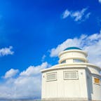 相馬市原釜にあるHaragamaテラスは、海に突き出すようにあり、東屋もあります。

青と白のタイルも美しく、青空に映える灯台トイレも撮り方によってはギリシャ風⁈

近くには松川浦大橋や浜の駅 松川浦などがあり、のんびり過ごせます。




#福島県 #相馬市 #haragamaテラス #灯台トイレ #松川浦大橋