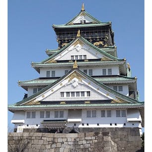 大阪城へ✨

きらびやかな装飾が印象的で、さすが豊臣秀吉だなーと感動🥰

とっても混んでて、時間がなくて中には入れませんでしたが、外観だけでも素晴らしかったです🎶